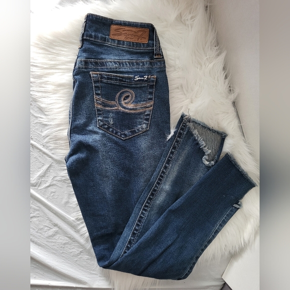 Seven7 Cropped Distressed Jeans in Blue, Size 4 (26x26) - Picture 7 of 8